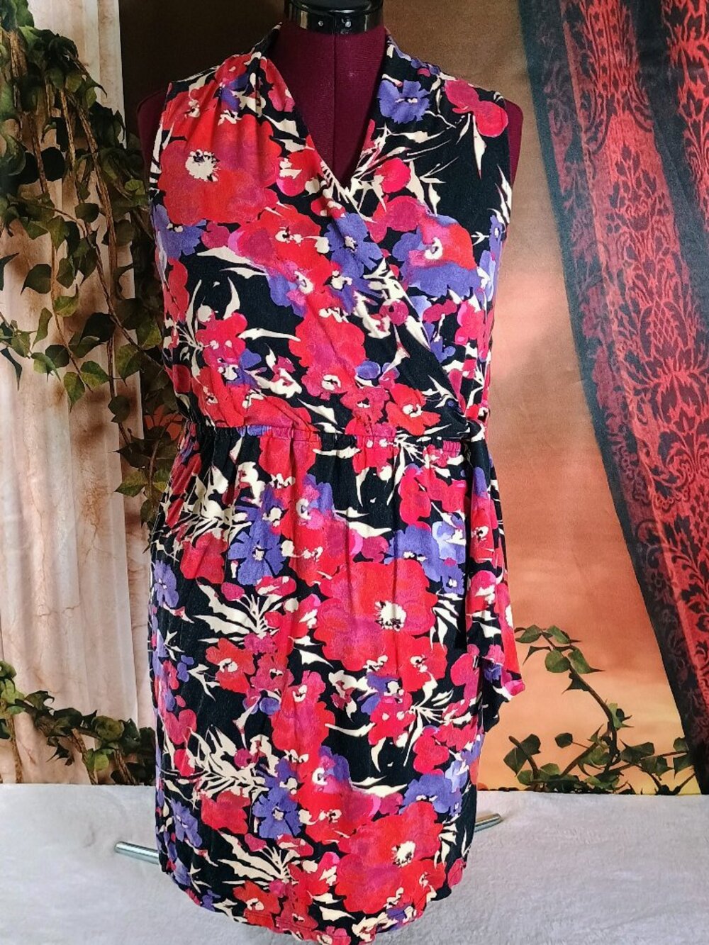 VGUC Anne Klein Sz L Red, Purple & Black Floral Sleeveless V-Neck Mini Dress